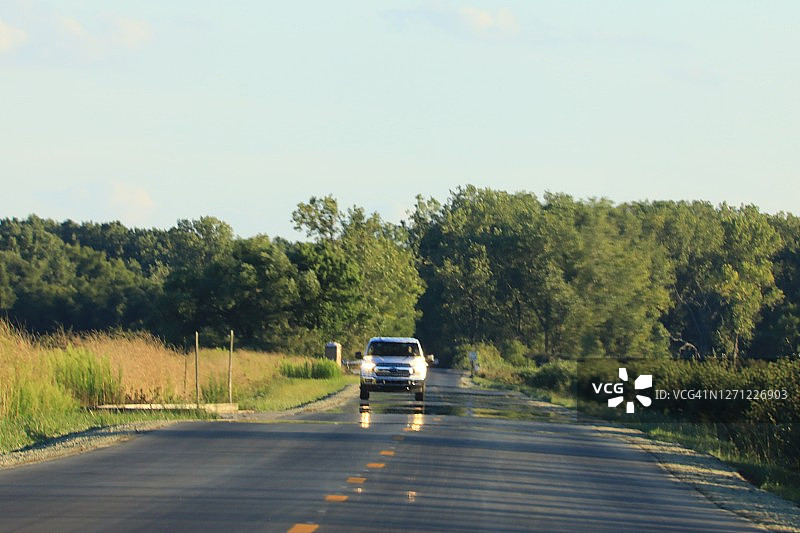 乡村铺砌道路上行驶的车辆图片素材