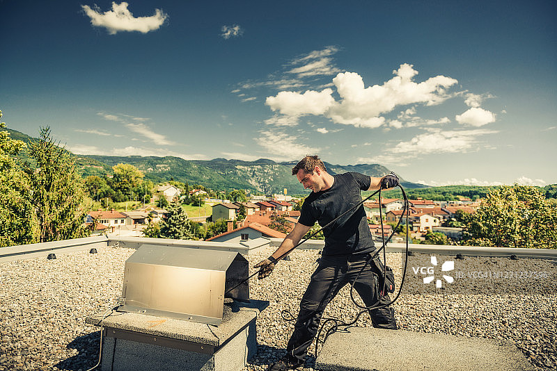 烟囱清洁工正在清理烟囱图片素材