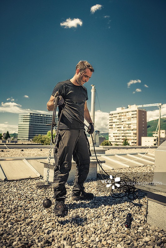 烟囱清洁工正在清理烟囱图片素材