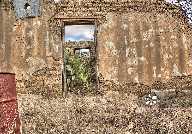亚利桑那墨西哥边境鬼城的泥砖房图片素材