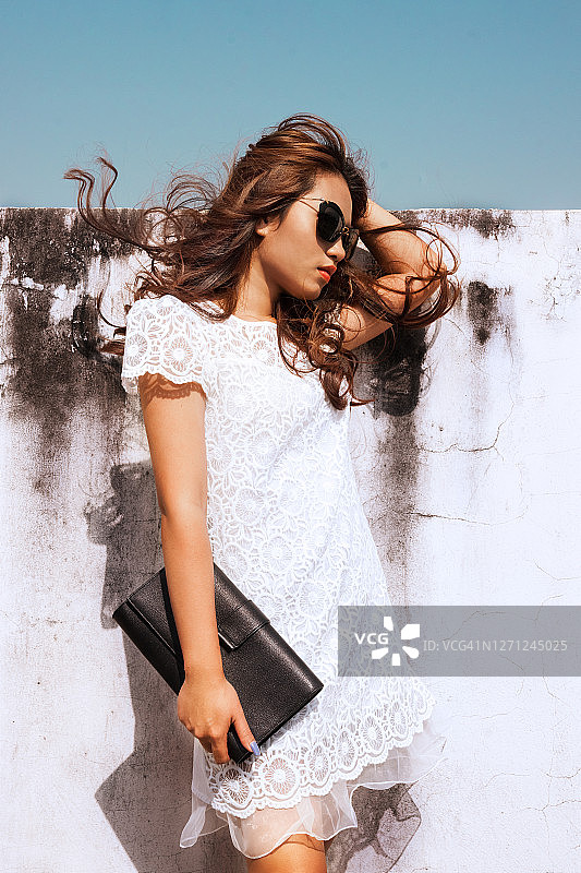 站在屋顶上的白色连衣裙女人图片素材