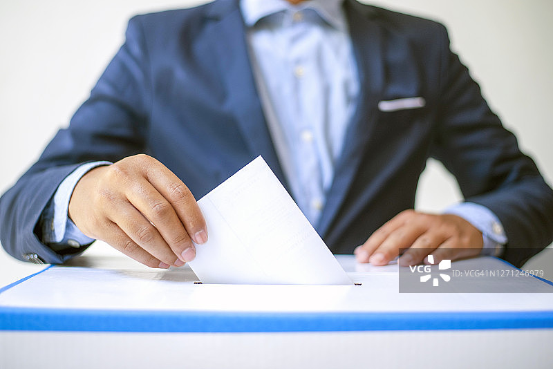 在投票站投票的选民正面图图片素材