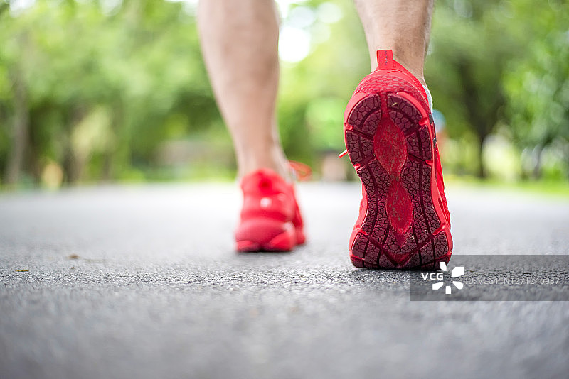 公园里的跑步者和红鞋图片素材