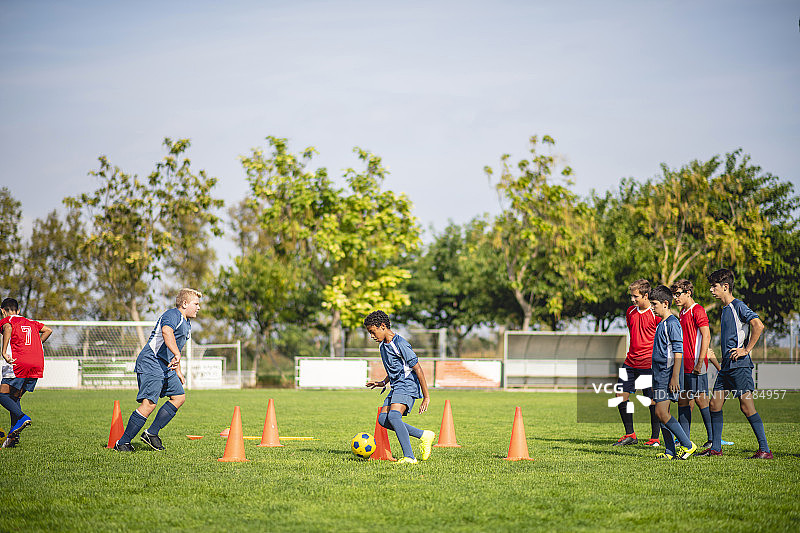 训练营中进行训练的男足球员图片素材