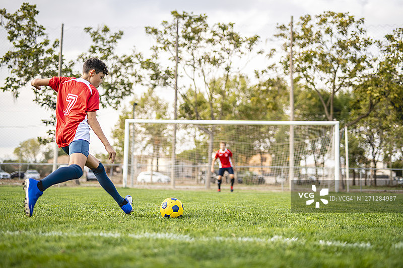 练习踢球的健壮男孩足球运动员图片素材