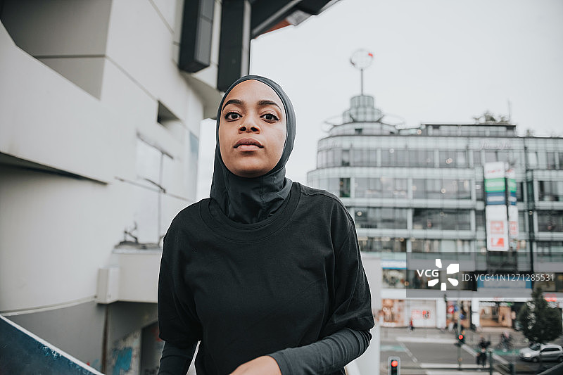 在柏林戴着头巾的年轻女运动员肖像图片素材
