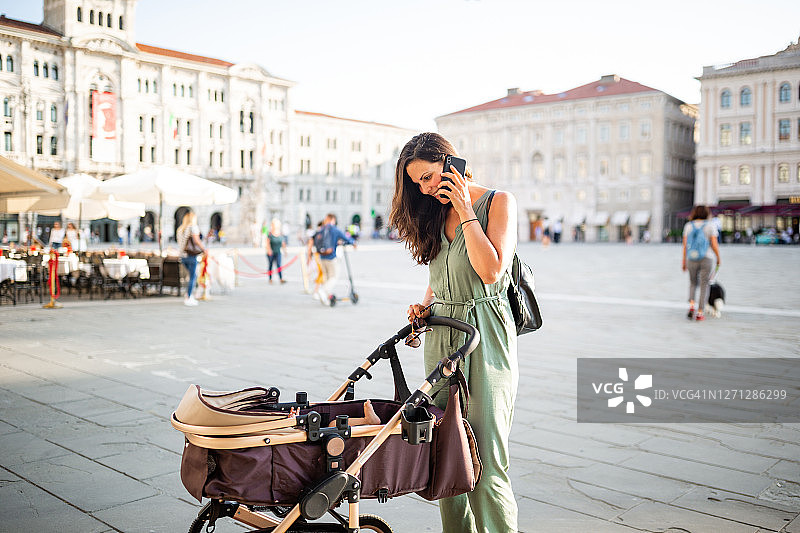 年轻的意大利女人带着婴儿散步图片素材