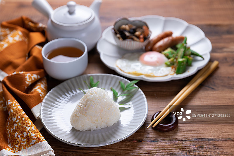 木桌上的美味日本料理图片素材