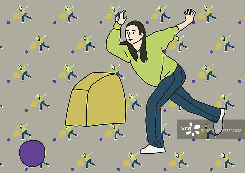 一位女士在投掷保龄球后盯着球看图片素材