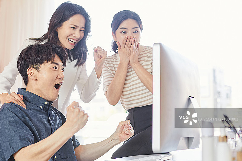 看着电脑屏幕的商务人士图片素材