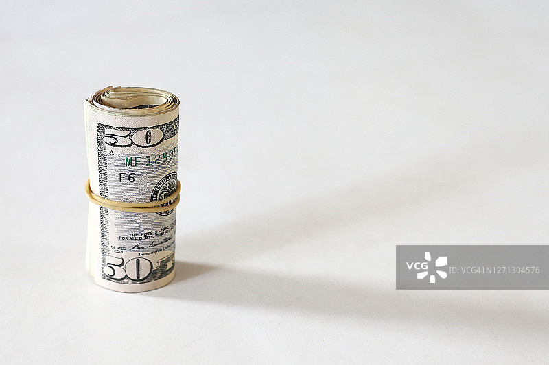 一卷美元钞票图片素材