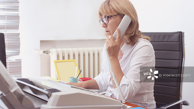 中年妇女图书馆员工作照图片素材