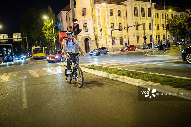 深夜工作的食品配送员图片素材