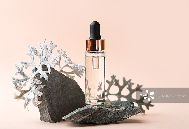 化妆品瓶和天然材料。天然化妆品。图片素材