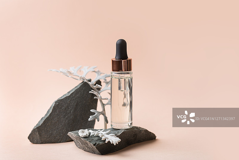 化妆品瓶和天然材料。天然化妆品。图片素材