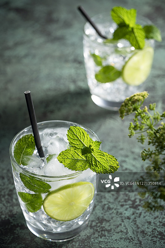绿色背景上的莫吉托鸡尾酒：薄荷与青柠图片素材