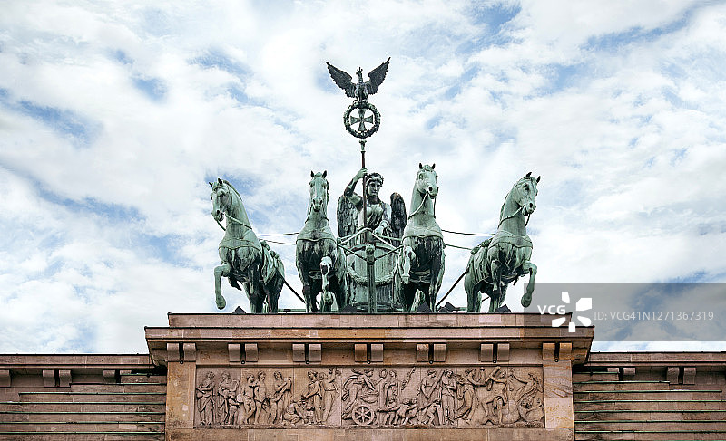 勃兰登堡门上的四马战车雕像图片素材