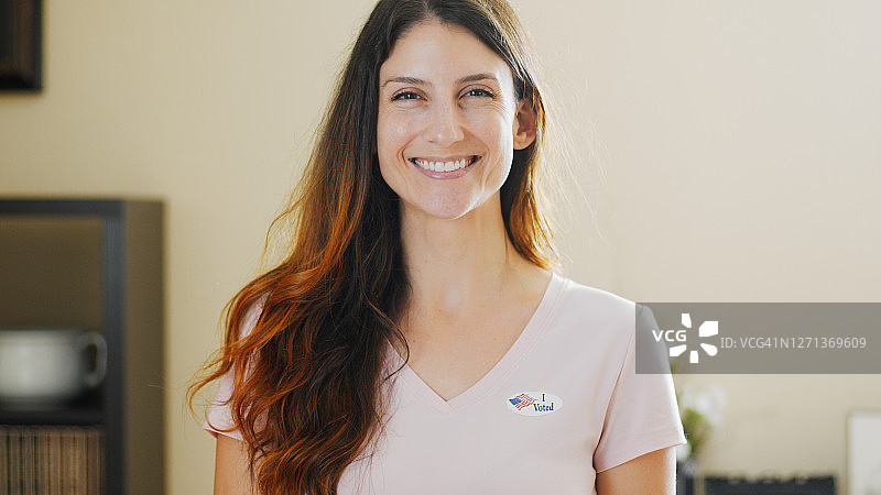 贴着“我已投票”贴纸的女人图片素材