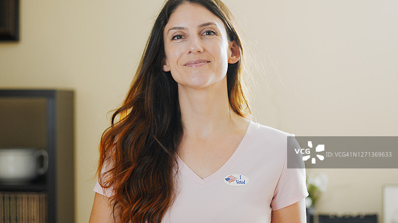 贴着“我已投票”贴纸的女人图片素材