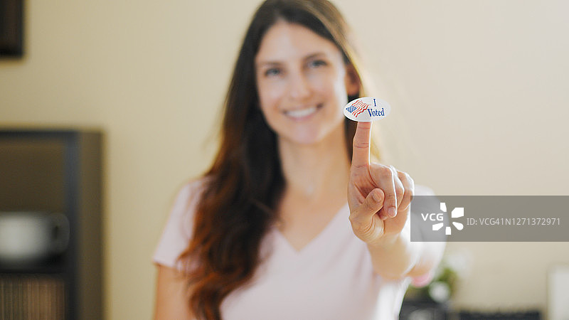 贴着“我已投票”贴纸的女人图片素材