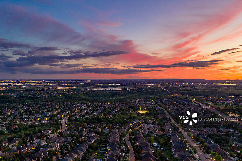 卢瑟福路和伊斯灵顿大街的鸟瞰图，位于Woodbridge的独立复式住宅在沃恩，安大略省，加拿大图片素材