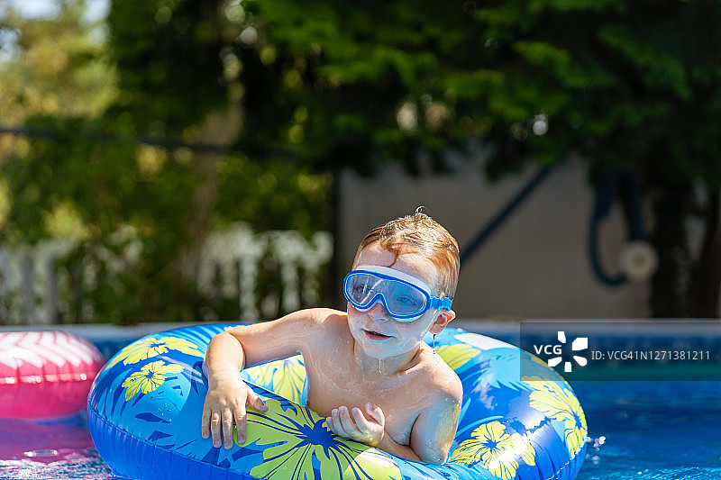 孩子们在游泳池里玩耍图片素材