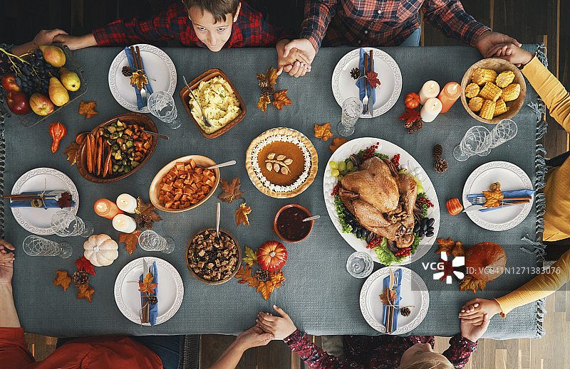 家庭享用传统节日火鸡大餐图片素材