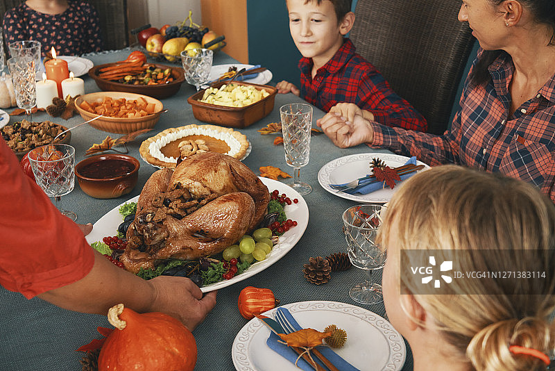 家庭享用传统节日火鸡大餐图片素材