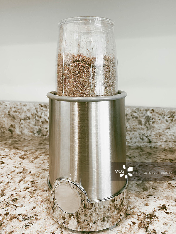 搅拌机里的亚麻籽粉图片素材