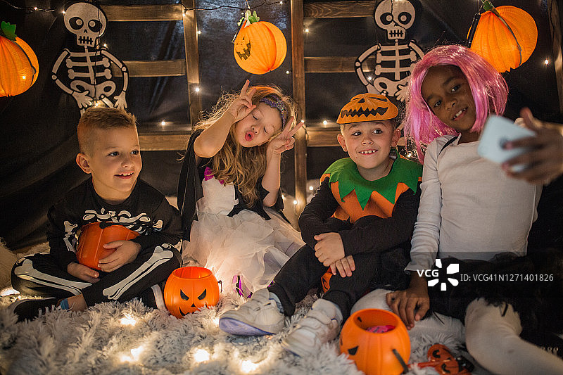 孩子们的万圣节帐篷派对图片素材