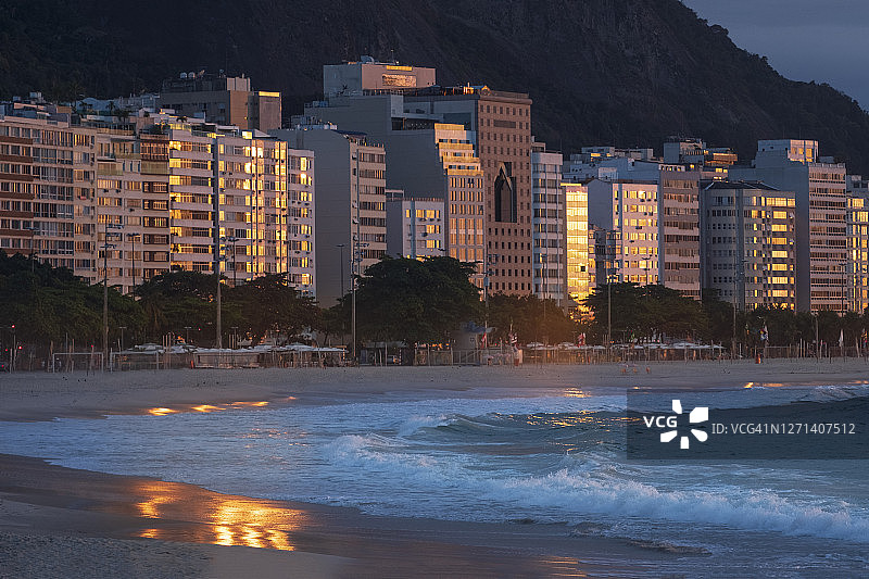 巴西科帕卡巴纳，大西洋大道上的大西洋与公寓楼景观图片素材
