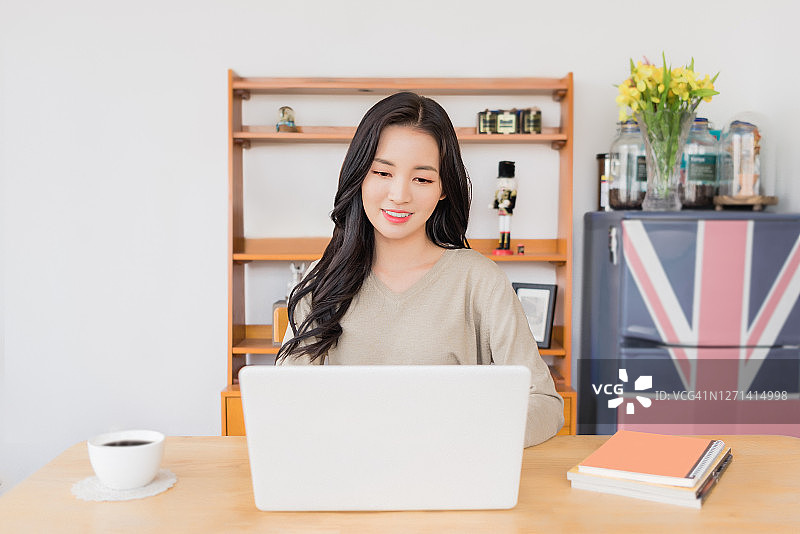 年轻女人的居家生活图片素材