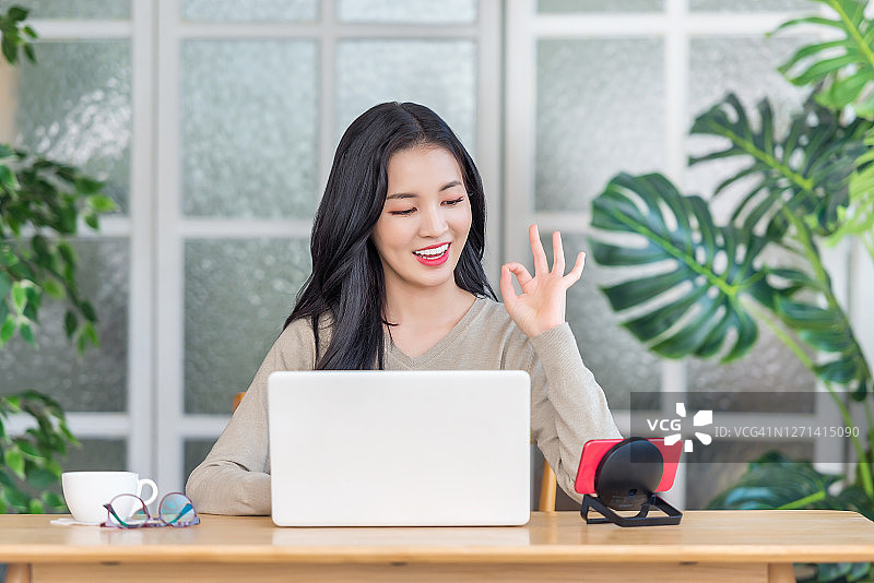 年轻女人的居家生活图片素材