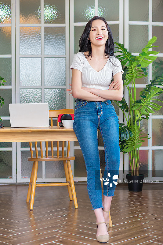 年轻女人的居家生活图片素材