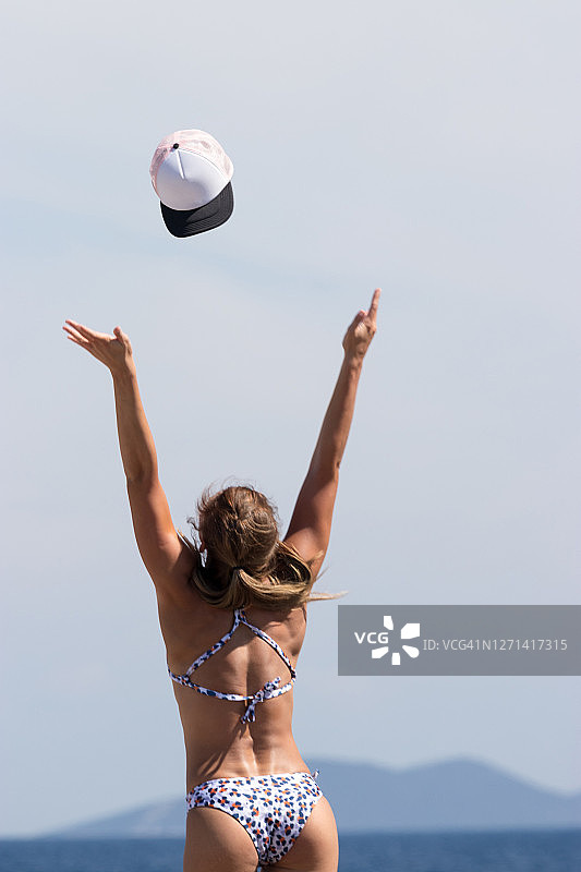 女子站在海滩上眺望地平线图片素材