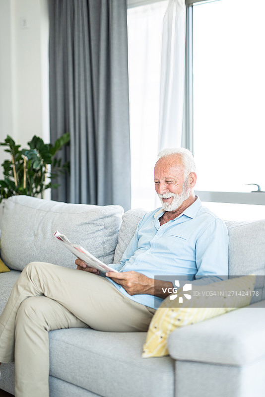 年长的男人在家读杂志图片素材