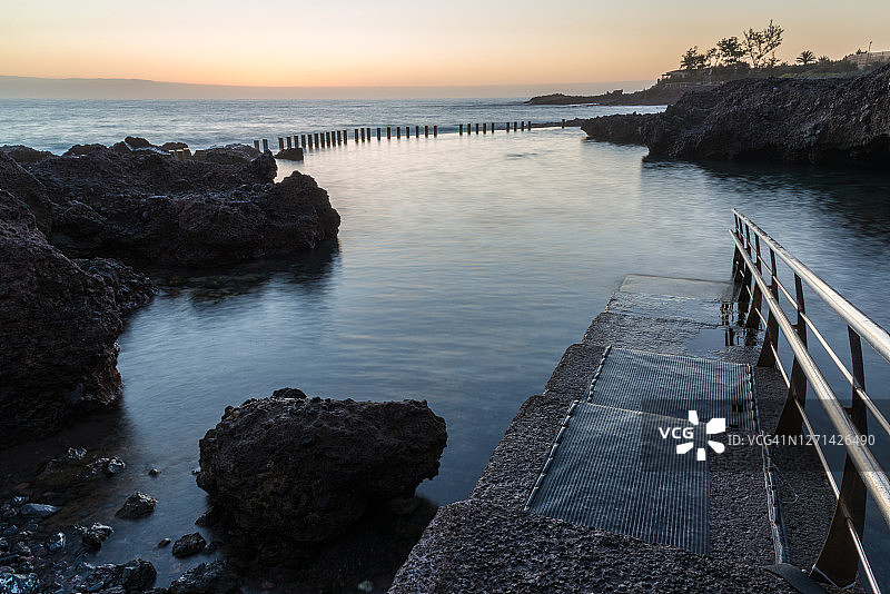 日落时分的天然水池图片素材