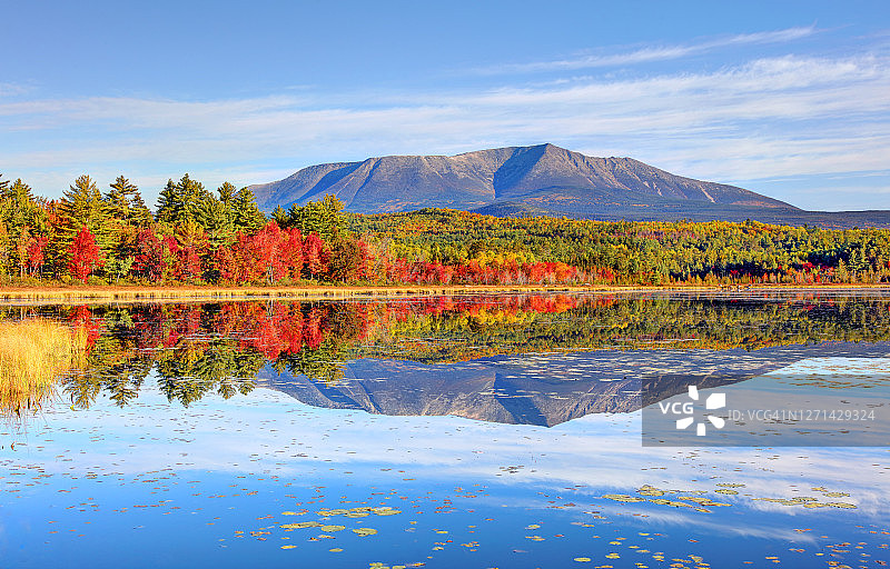 缅因州小池塘中卡塔丁山的倒影图片素材