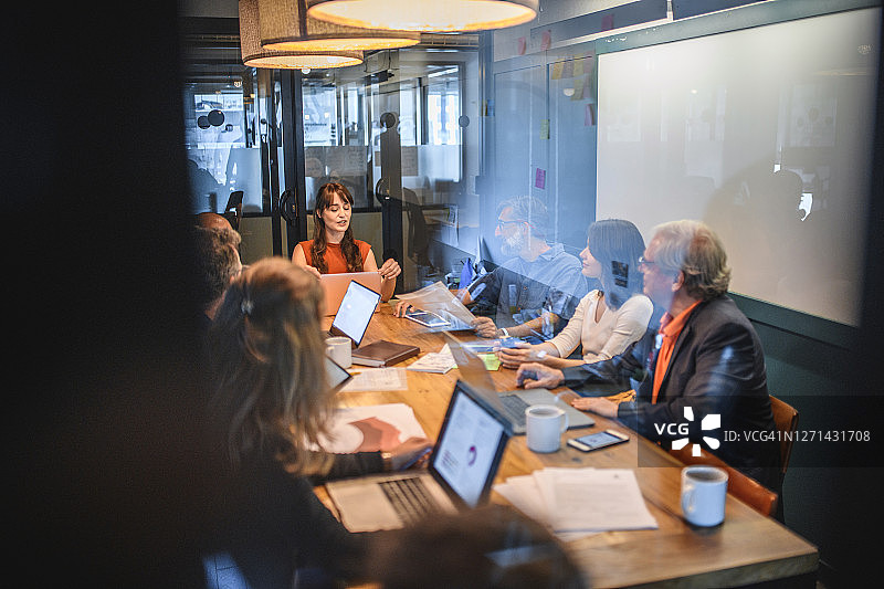 会议室内工作的商务同事掠影图片素材