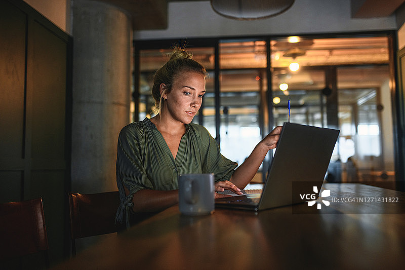 沉思的阿根廷女商人从事项目工作图片素材