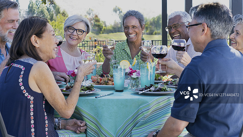 年长的朋友们在户外用餐图片素材