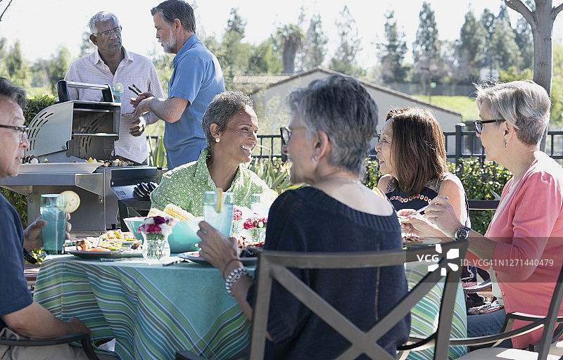 老年朋友在露台上举办晚宴图片素材