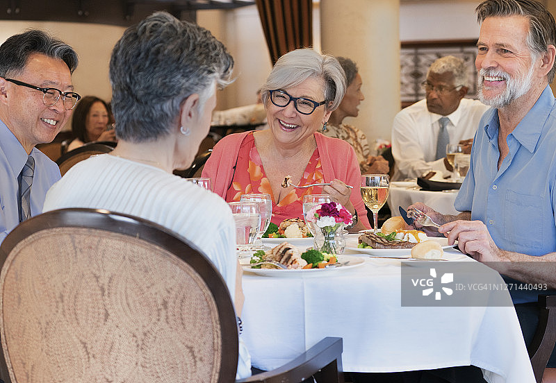 在餐厅用餐的老年夫妇图片素材