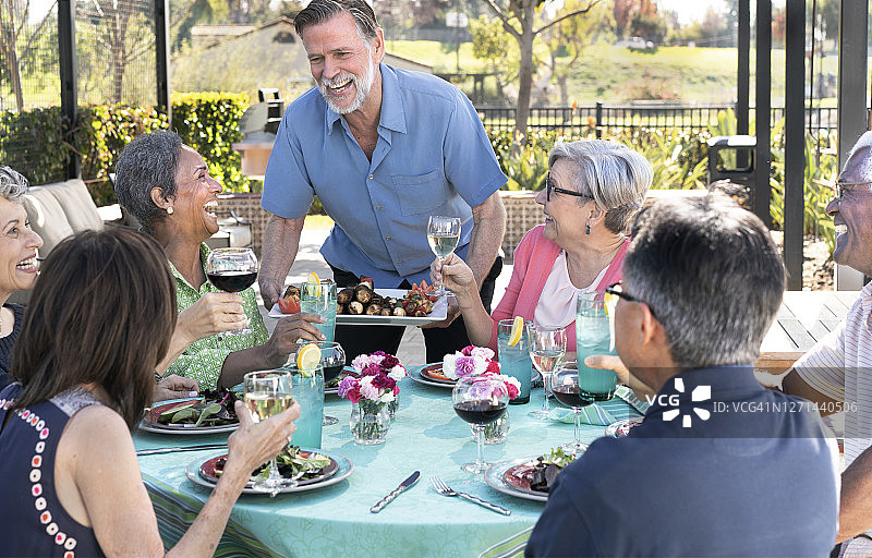年长的朋友们在户外用餐图片素材