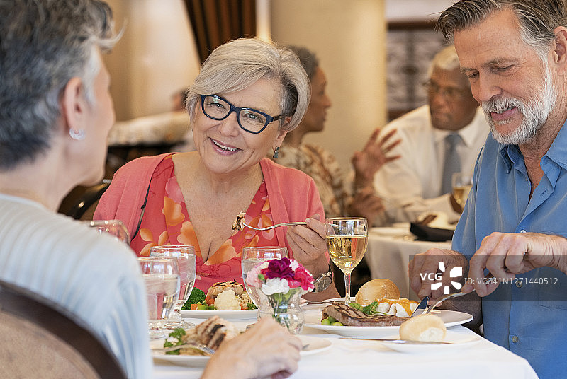 在餐厅里交谈的老年人图片素材