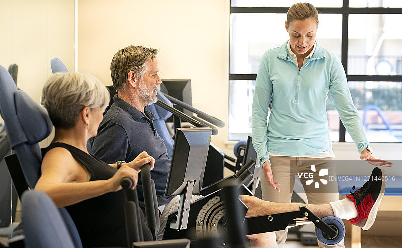 老年人在健身房图片素材