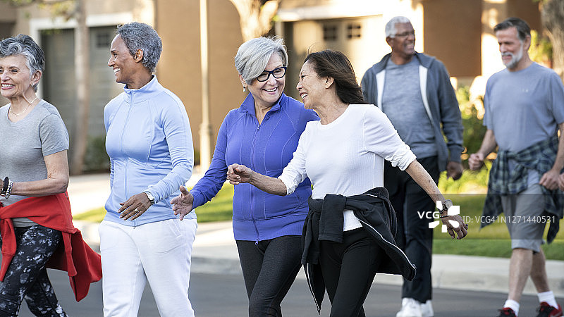 老年朋友一起散步图片素材