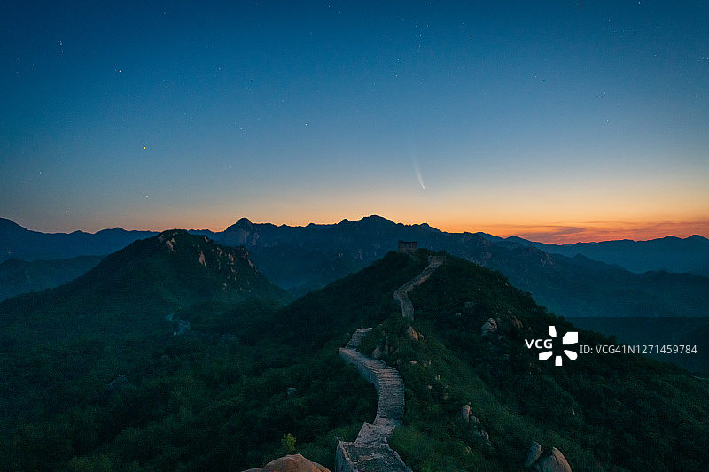 夜空中的C/2020 F3 Neowise彗星与中国长城图片素材