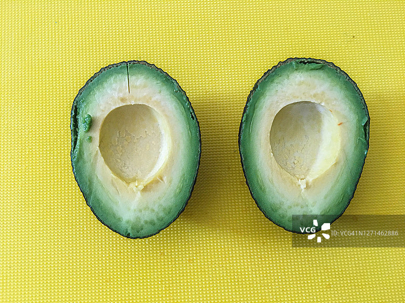 半个切开的鳄梨图片素材