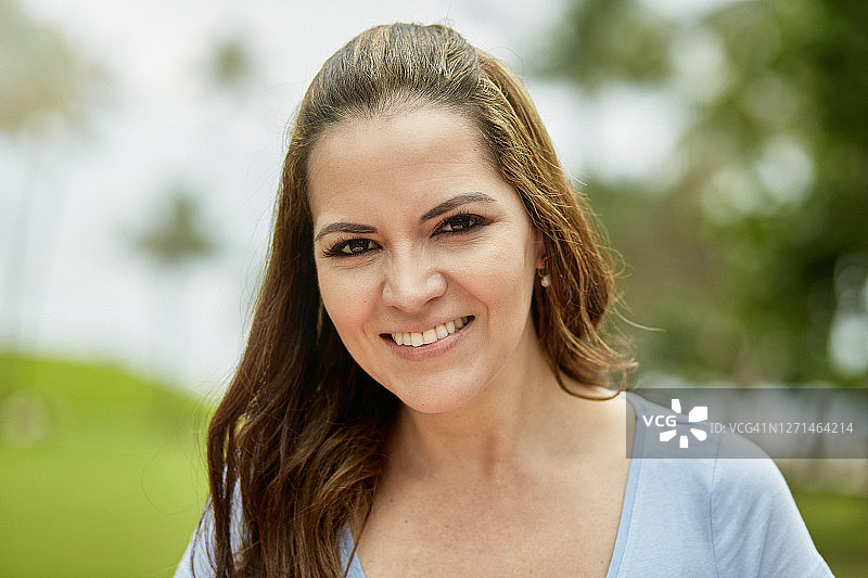 户外肖像：快乐的中年西班牙裔妇女图片素材